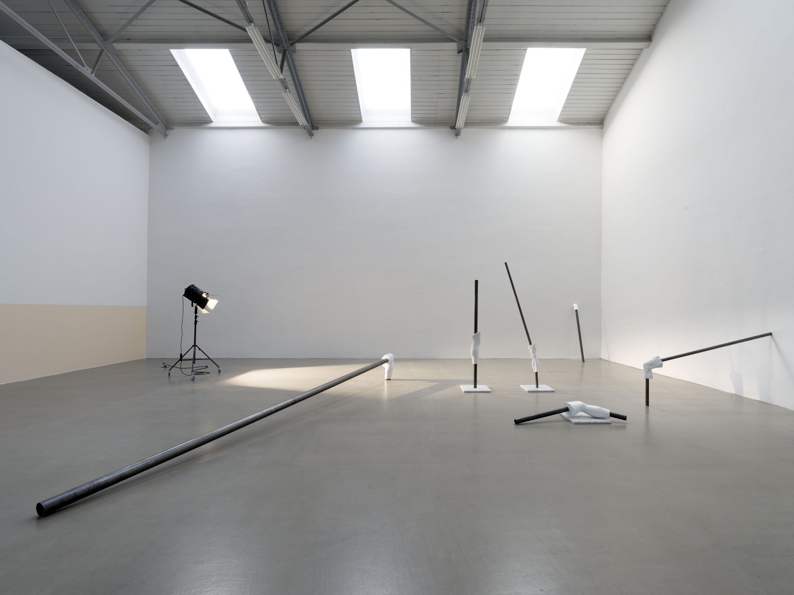 Lada Nakonechna. Studium des Menschen. 2022. Objects (steel, papier-mâché, marble)